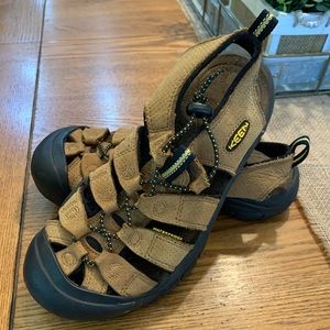 Women’s Keen Shoes/Sandals Size 7.5 🌻